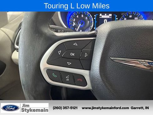Used 2017 Chrysler Pacifica Touring-L w/ Tire & Wheel Group FWD image 22