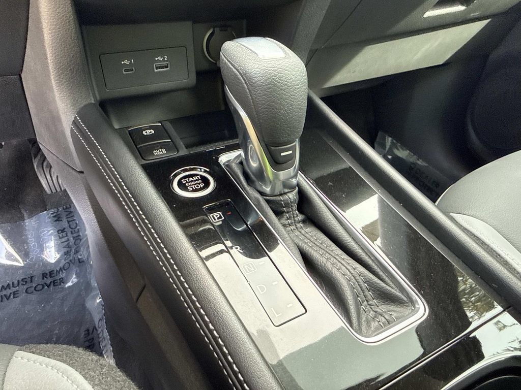 Used 2024 Nissan Kicks SR w/ SR Premium Package FWD image 31