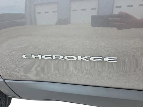 Used 2019 Jeep Cherokee Limited AWD/4WD image 9