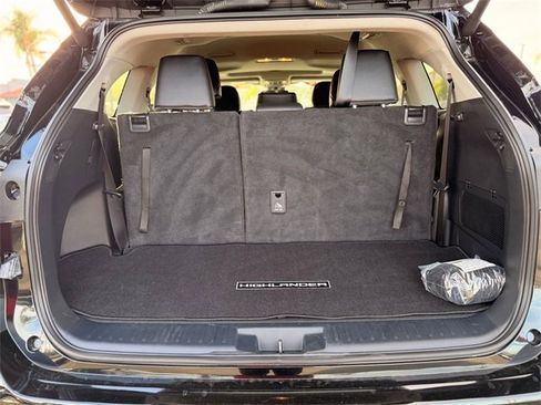 Used 2024 Toyota Highlander XLE image 6
