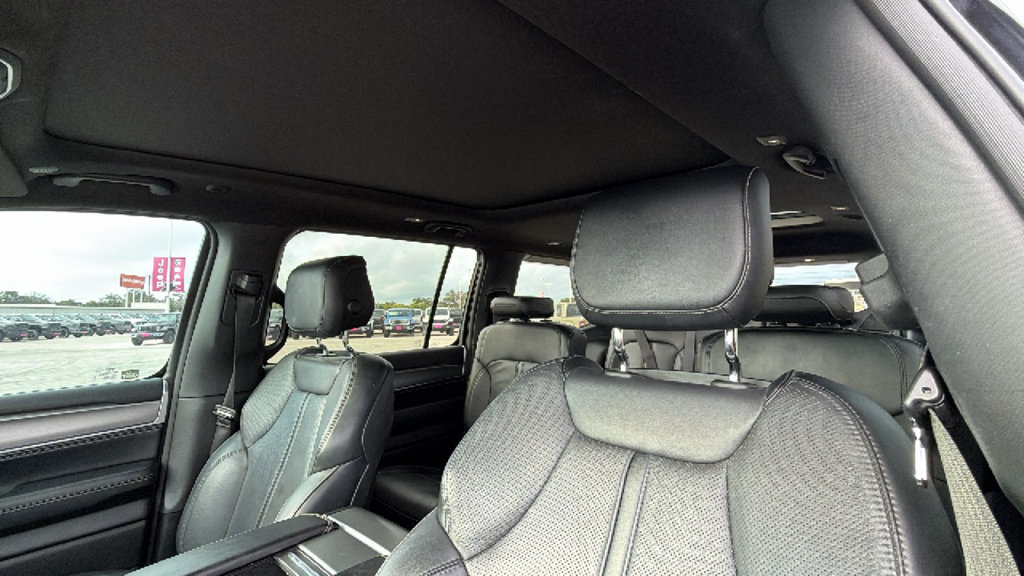 Used 2023 Jeep Wagoneer Series II AWD/4WD image 16