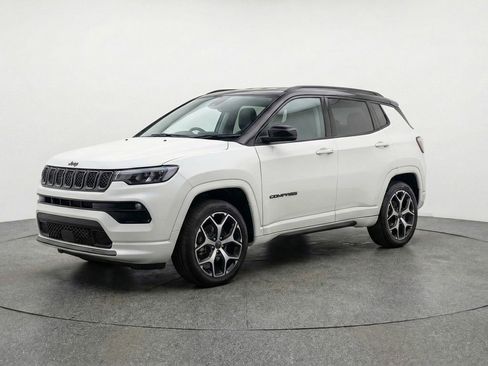 Used 2025 Jeep Compass Limited AWD/4WD image 3