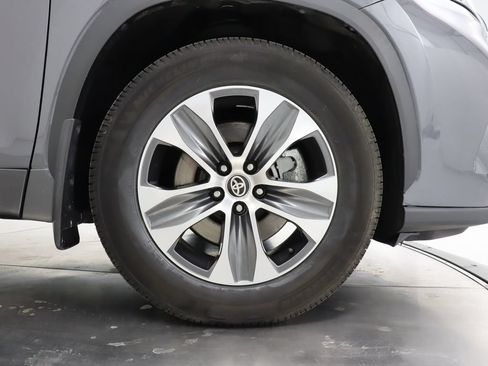 Used 2021 Toyota Highlander XLE AWD/4WD image 42