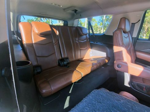 Used 2019 Cadillac Escalade ESV Luxury image 10