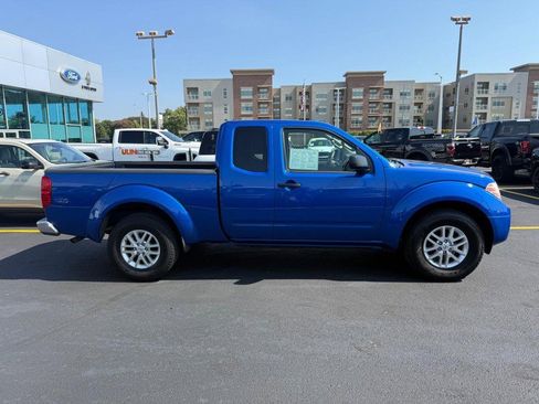 Used 2015 Nissan Frontier SV image 2
