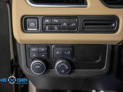 Used 2022 Chevrolet Suburban Premier AWD/4WD image 13