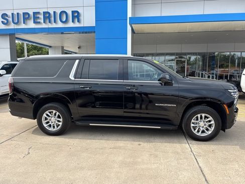 Used 2025 Chevrolet Suburban LT AWD/4WD image 2