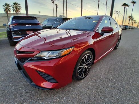 Used 2020 Toyota Camry SE image 3