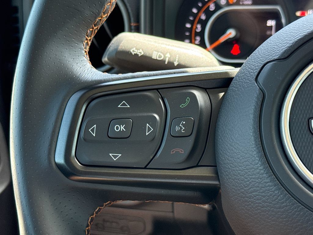 Used 2025 Jeep Gladiator Mojave AWD/4WD image 28