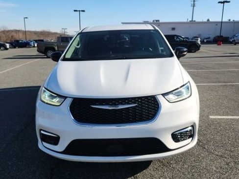 Used 2024 Chrysler Pacifica Touring-L image 4