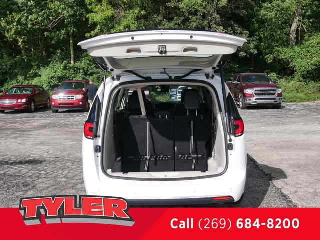 Used 2024 Chrysler Pacifica Limited FWD image 16