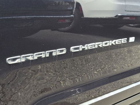 Used 2023 Jeep Grand Cherokee Limited image 31