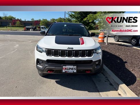 Used 2025 Jeep Compass Trailhawk AWD/4WD image 3