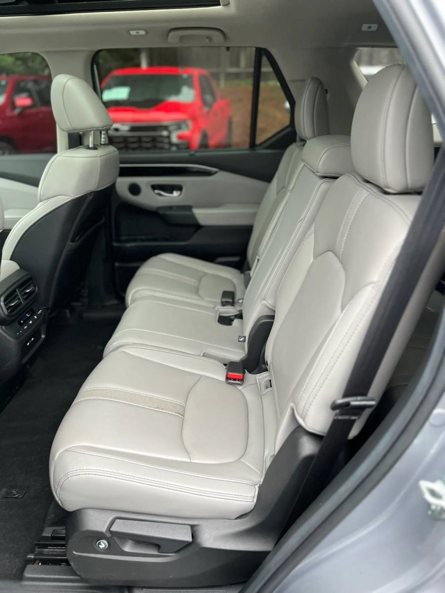 Used 2025 Honda Pilot Touring image 12