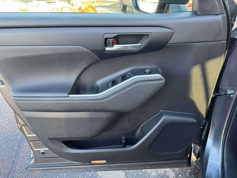 Used 2024 Toyota Highlander XLE image 16