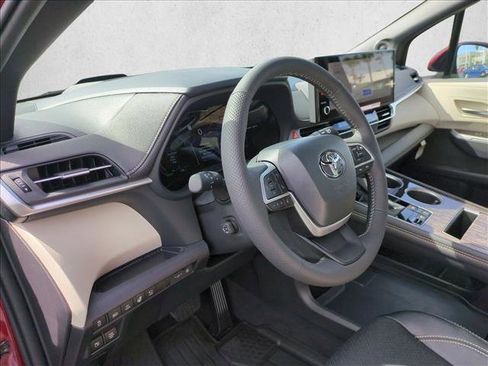 Used 2025 Toyota Sienna Platinum image 10