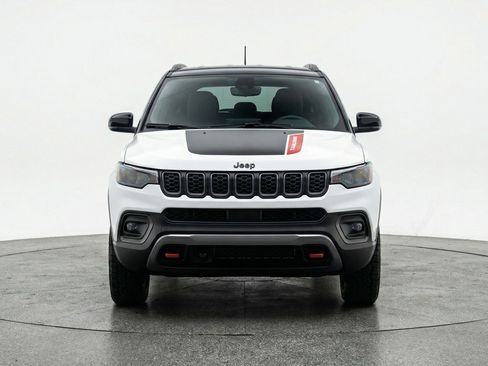 Used 2025 Jeep Compass Trailhawk image 2