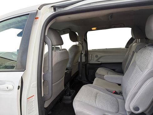 Used 2022 Toyota Sienna LE image 11