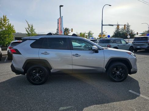 Used 2021 Toyota RAV4 XLE AWD/4WD image 4