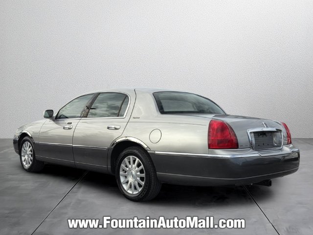 Used 2006 Lincoln Town Car Signature RWD image 3