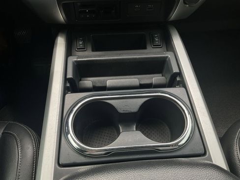 Used 2020 Nissan Titan SL w/ Moonroof Package RWD image 24