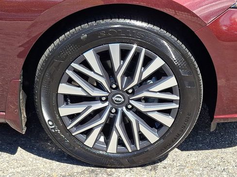 Certified 2024 Nissan Altima 2.5 SV w/ SV Premium Package FWD image 9