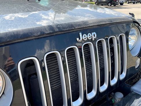 Used 2017 Jeep Wrangler Unlimited Sahara w/ Connectivity Group image 26