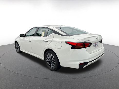 Used 2025 Nissan Altima 2.5 SV FWD image 7