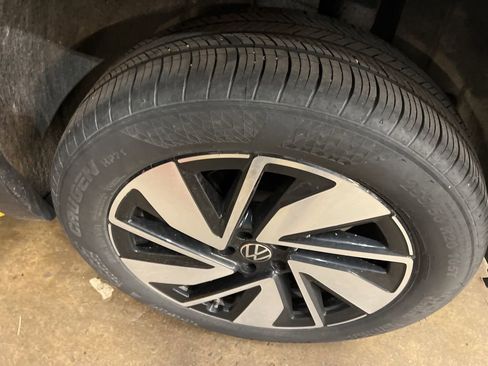 Used 2025 Volkswagen Atlas SE image 24