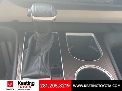 Used 2024 Toyota Sienna XLE FWD image 18