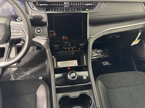 New 2025 Jeep Grand Cherokee L Altitude image 22