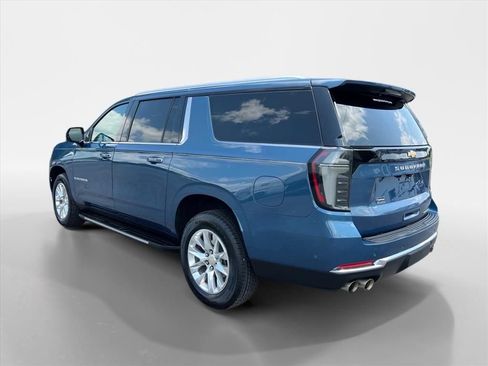 Used 2025 Chevrolet Suburban Premier AWD/4WD image 3