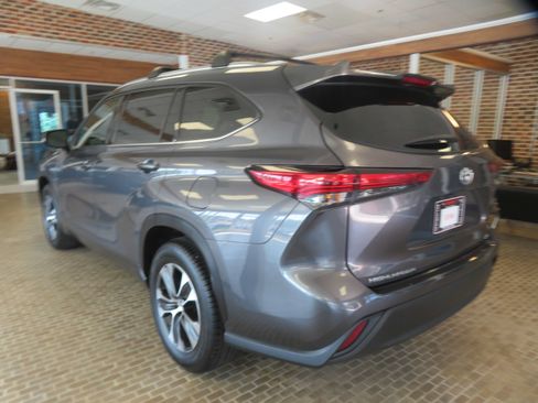 Used 2020 Toyota Highlander XLE FWD image 81