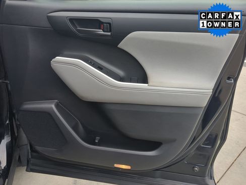 Used 2021 Toyota Highlander L image 27