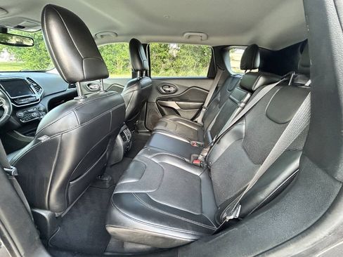 Used 2019 Jeep Cherokee Limited FWD image 13