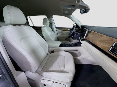 Used 2025 Volkswagen Atlas SE image 30