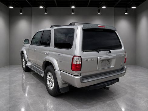 Used 2002 Toyota 4Runner SR5 AWD/4WD image 2