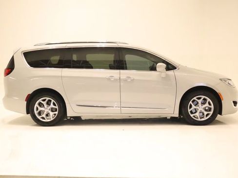 Used 2019 Chrysler Pacifica Touring-L Plus w/ Tire & Wheel Group FWD image 3