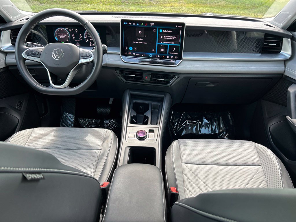 Certified 2025 Volkswagen Tiguan SE w/ Panoramic Sunroof Package AWD/4WD image 10