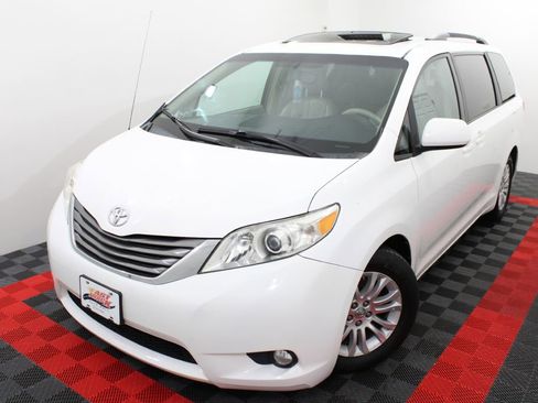 Used 2013 Toyota Sienna XLE image 3