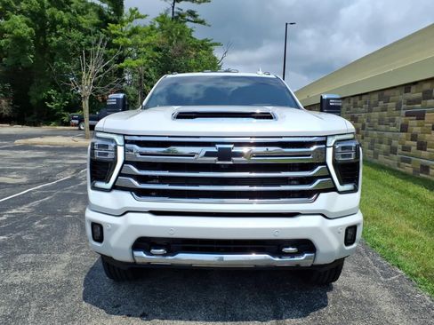 Used 2024 Chevrolet Silverado 2500 High Country w/ High Country Premium Package AWD/4WD image 3