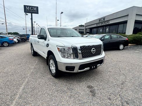 Used 2017 Nissan Titan SV RWD image 2