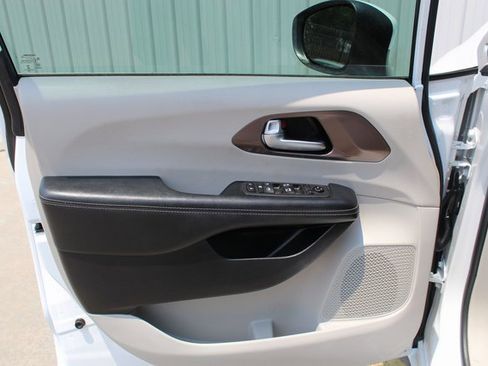 Used 2021 Chrysler Voyager LX image 14