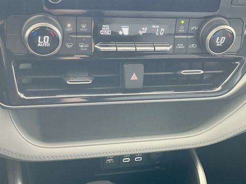 Used 2023 Toyota Highlander LE AWD/4WD image 19
