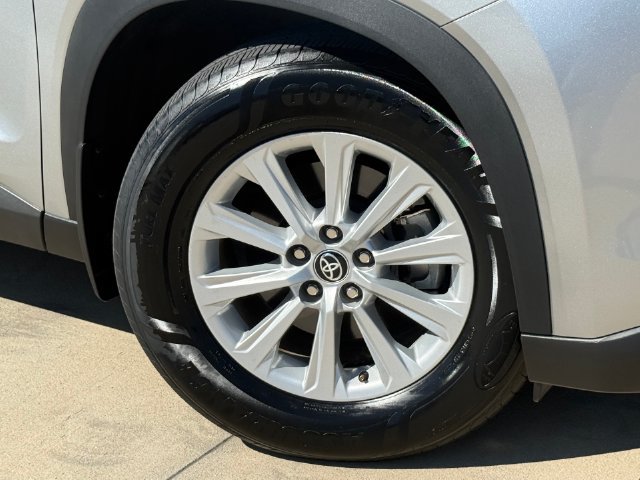 Used 2024 Toyota Grand Highlander AWD image 2