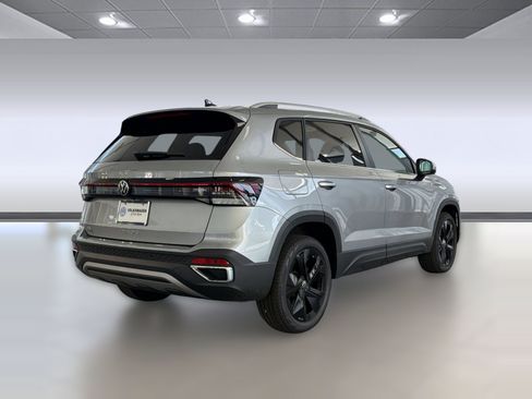 New 2026 Volkswagen Taos SE FWD image 9