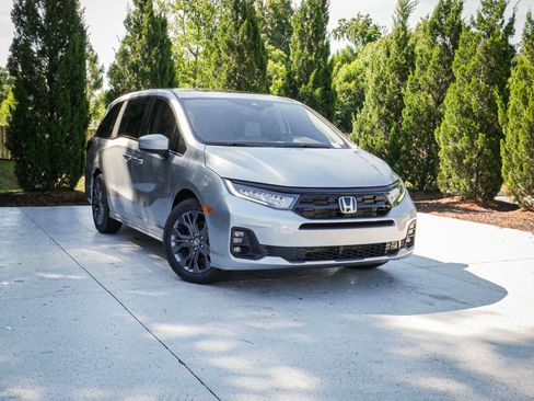 New 2026 Honda Odyssey Touring image 2