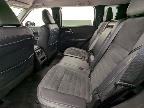 Used 2024 Mitsubishi Outlander SE image 12