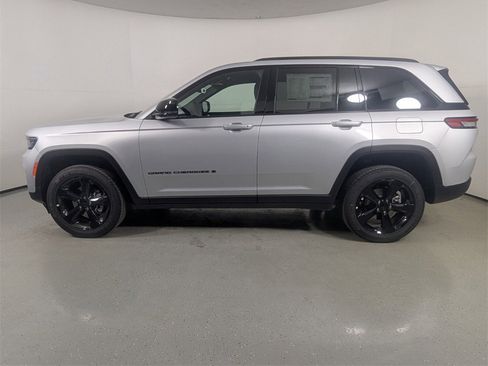 New 2025 Jeep Grand Cherokee Altitude image 4