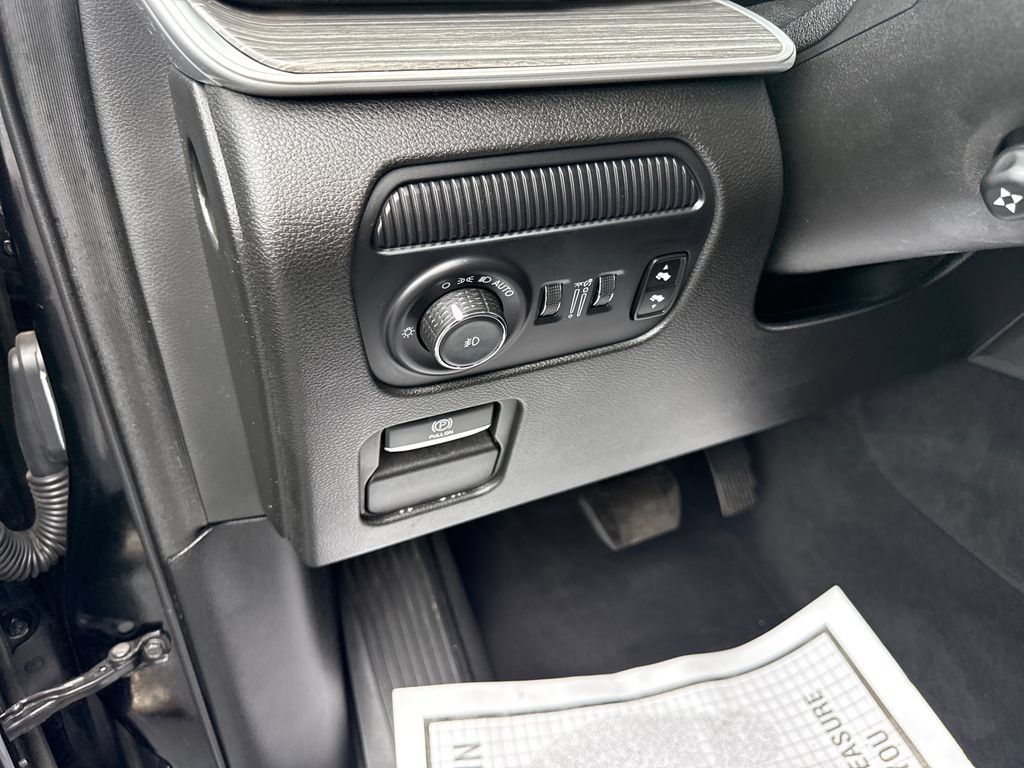Used 2024 Jeep Wagoneer L Series II w/ Flexible Seating Group AWD/4WD image 31